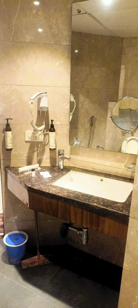 Hotel President Chintpurni
