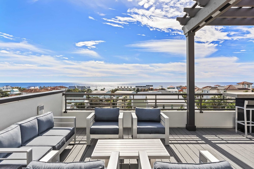 Crest One by Avantstay Rooftop Views, Pool Access, Golf Cart Included
