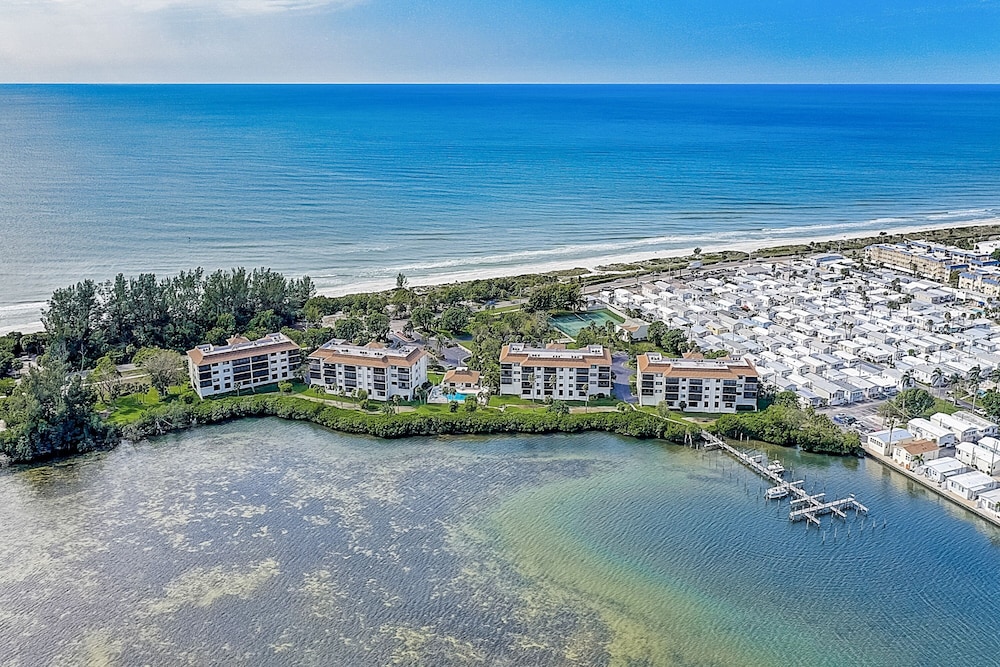 Buttonwood Bliss 2 Bedroom Condo by RedAwning view 3