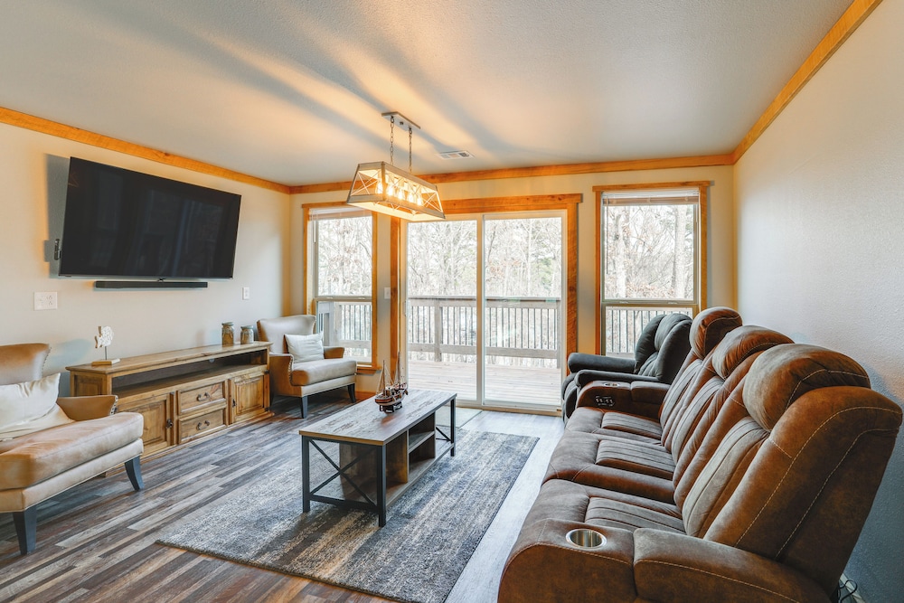 Greers Ferry Lake Access & Deck: Group Getaway!