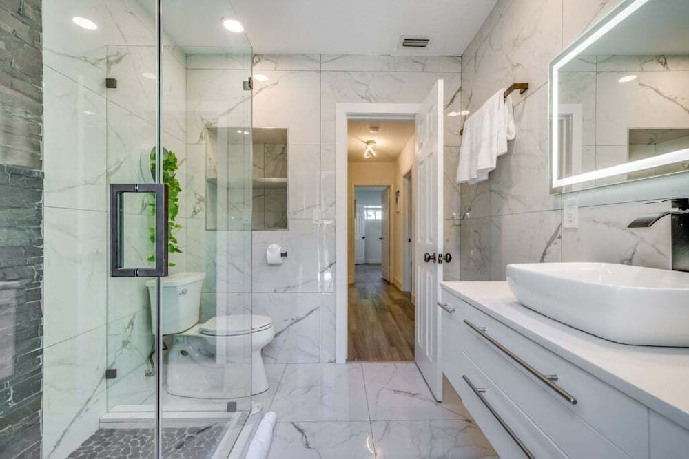 Friendly Fox Luxury Pool & Spa - Near Dt & Beach 4 Bedroom Home