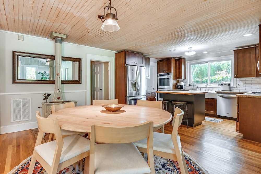 Mtn Views, Deck, Porches & Patio: Asheville Escape
