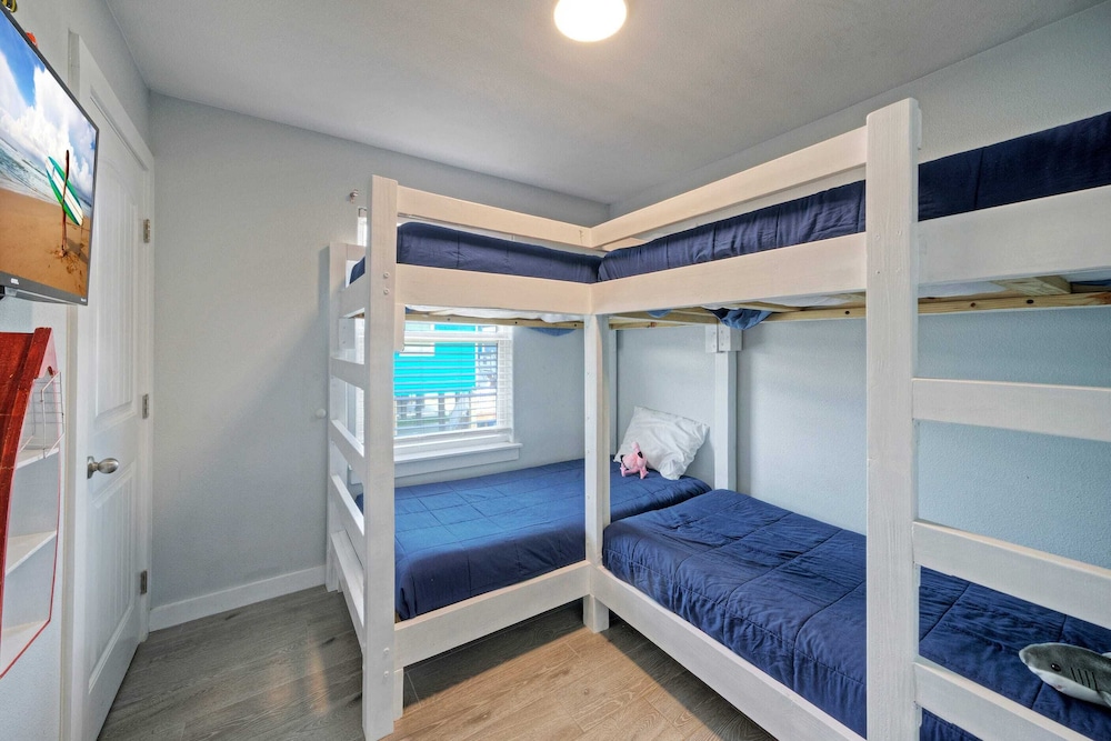 Port A Getaway Games, Grill, Close to Beach Sandy Feet Retreat by Avantstay