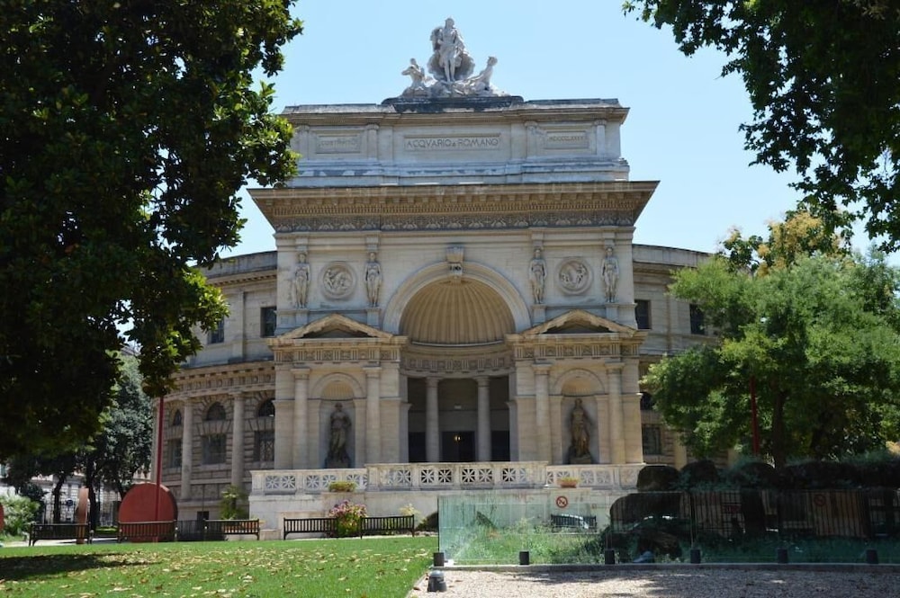 Luxury Three Bedroom Flat in Rome Center