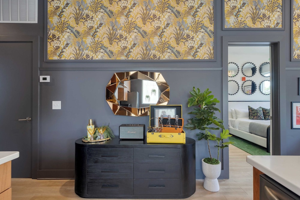 Colorful 4BR w/ Artful Design, Dining & Easy Access to Broadway The Bloom House by Avantstay
