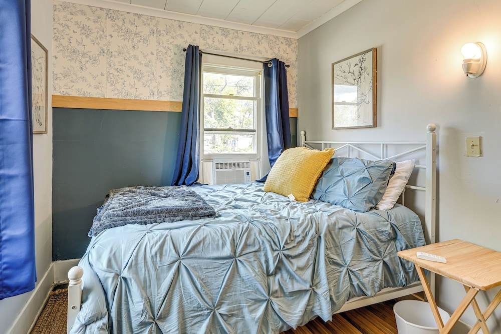 3 Mi to Dtwn Saginaw: Cozy Family Home w/ Yard!