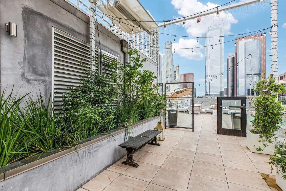 Stylish 2br/2ba At HWH by Oneluxstay