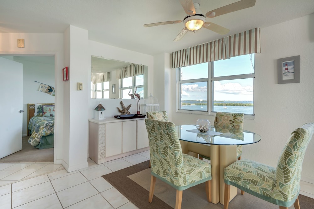 Bahia Vista 17-881 by Distinctive Beach Rentals