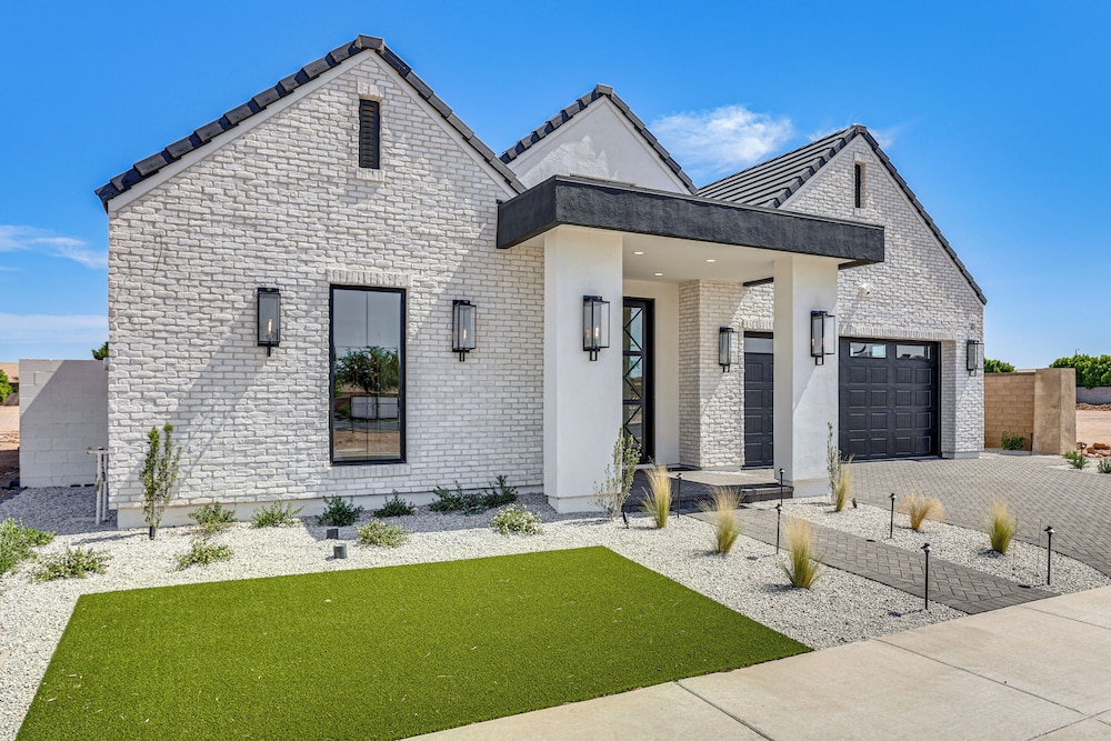 Near Golf - Gem w/ Funished Patio in Chandler!