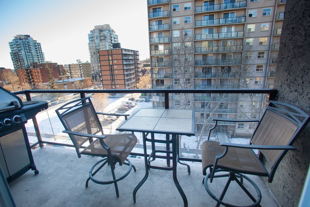 Hotel Corporate Suites of Calgary - Eightwelve - Image 1