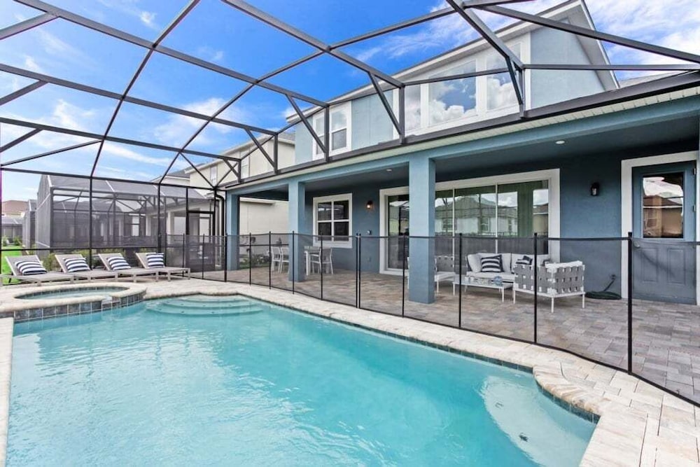 Luxury High Ceilings Pool, Spa Beautiful Home! 6 Bedroom Villa