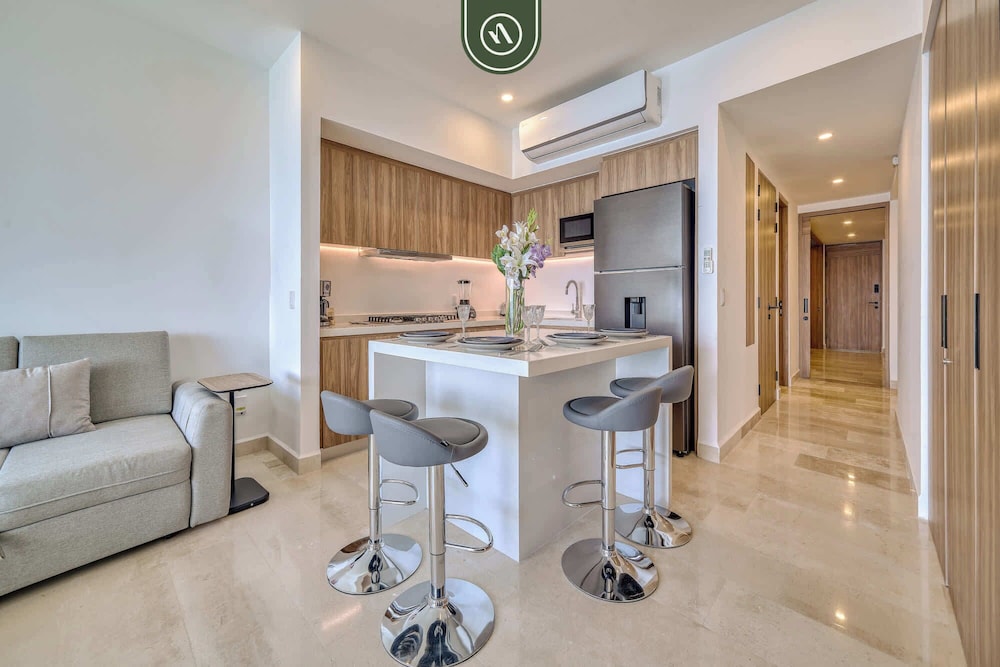 New Oceanfront 1 BR Condo - Gym - Beach - Pool