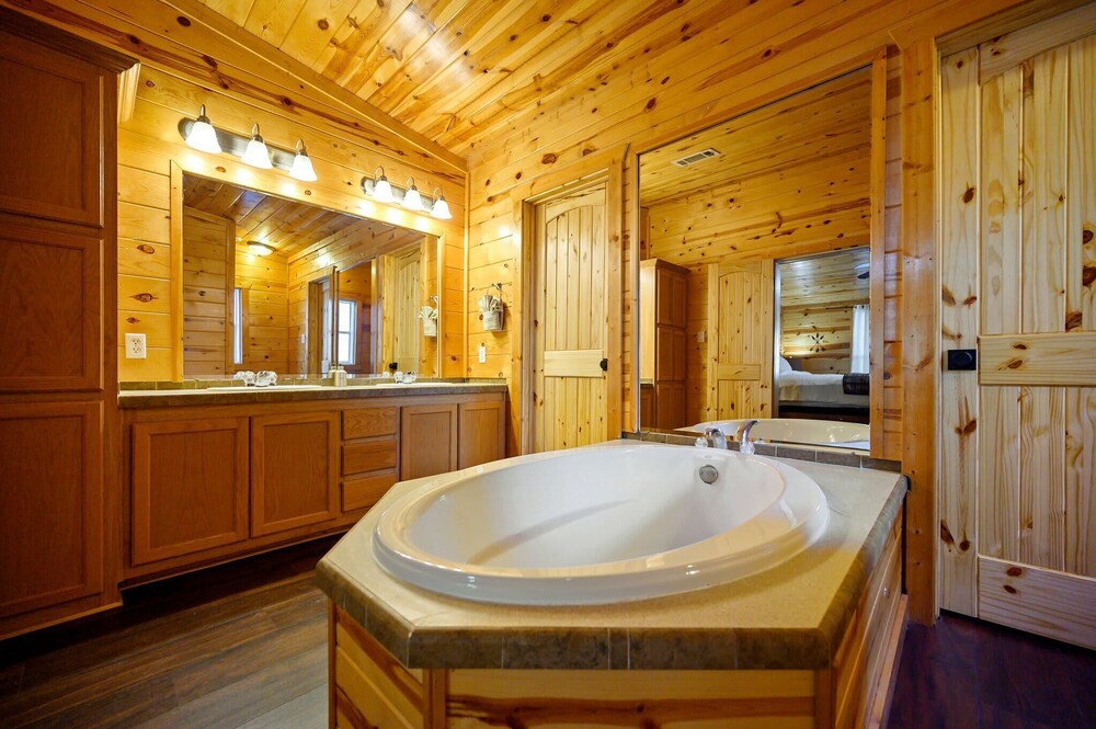 Outlaw Rose Cabin for 8!