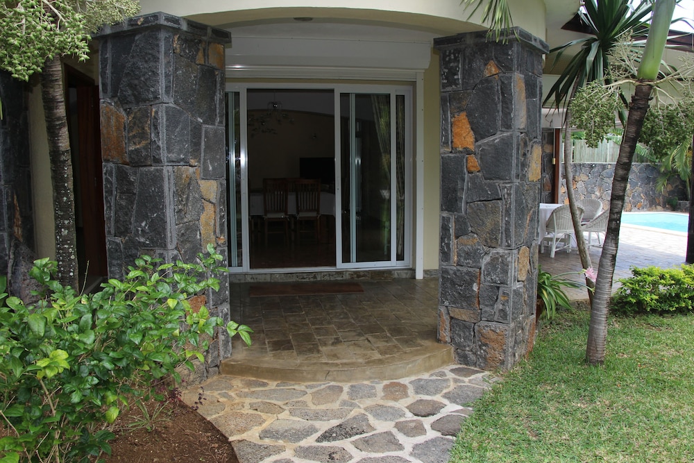 Tropical Villa 5 Min to the Beach