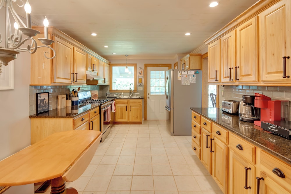 Getaway w/ Guest House - 6 Mi to Lake Glenville!