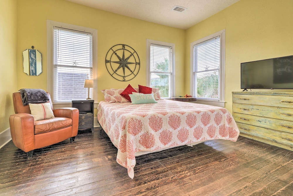 Historic Galveston Hideaway, Walk to the Beach!
