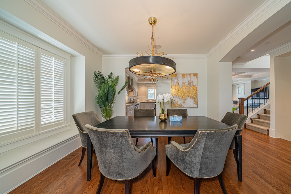 Elegant & Cozy Escape West Vancouver