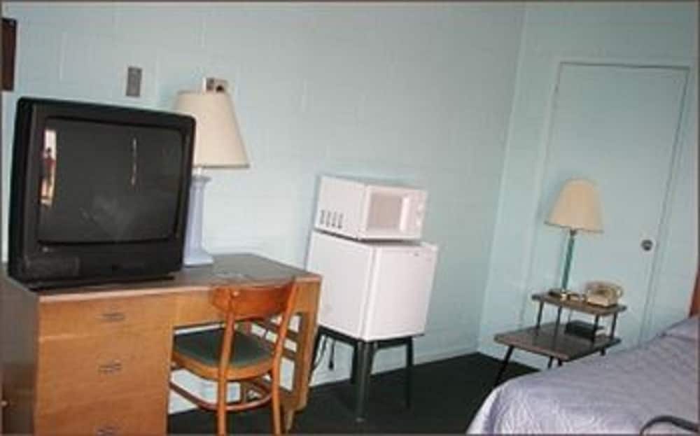 Holiday Host Motel