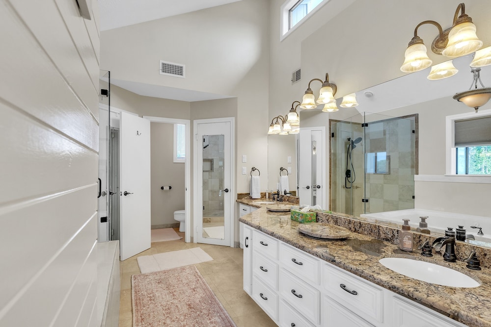 Lakefront Retreat With Private Pool, Hot Tub And Dock 4 Bedroom Home