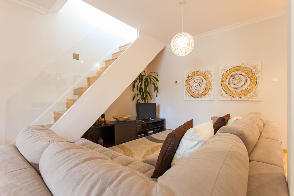 Liberty Penthouse Three-Bedroom Apartment - by LU Holidays