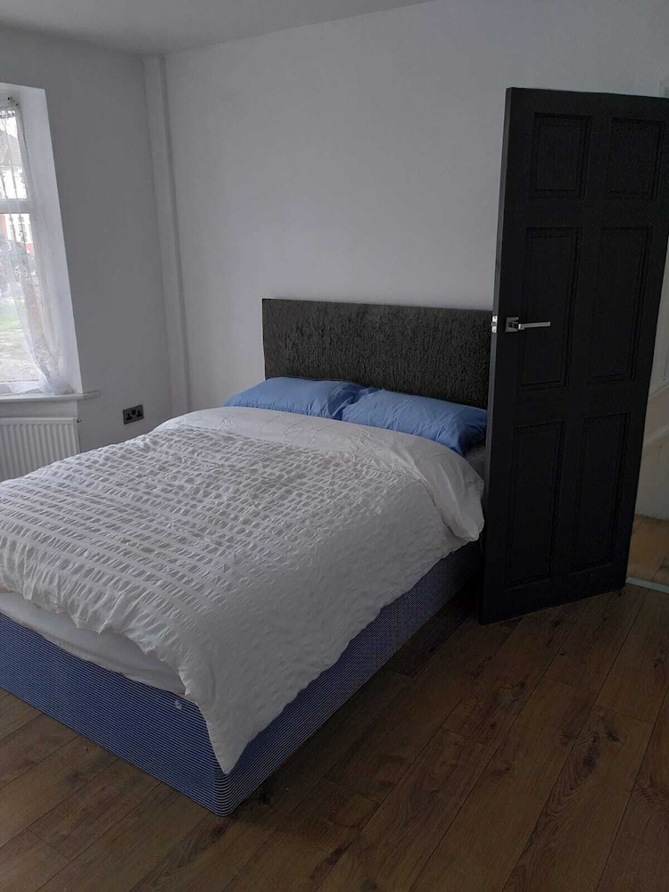 Remarkable 3-bed House in Hounslow view 2