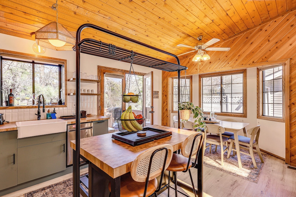 8 Mi to Big Bear Lake: Cabin w/ Deck & Fireplace