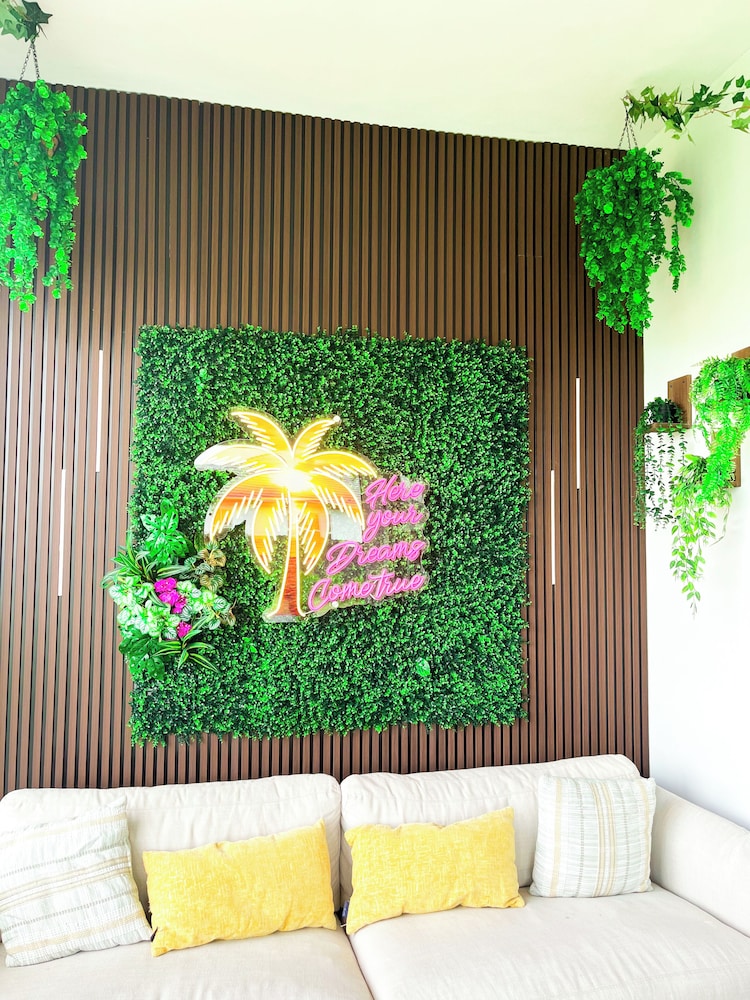 The Cozy Palm House