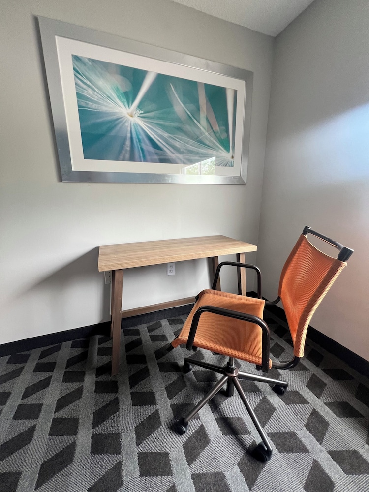LakeWood Inn & Suites
