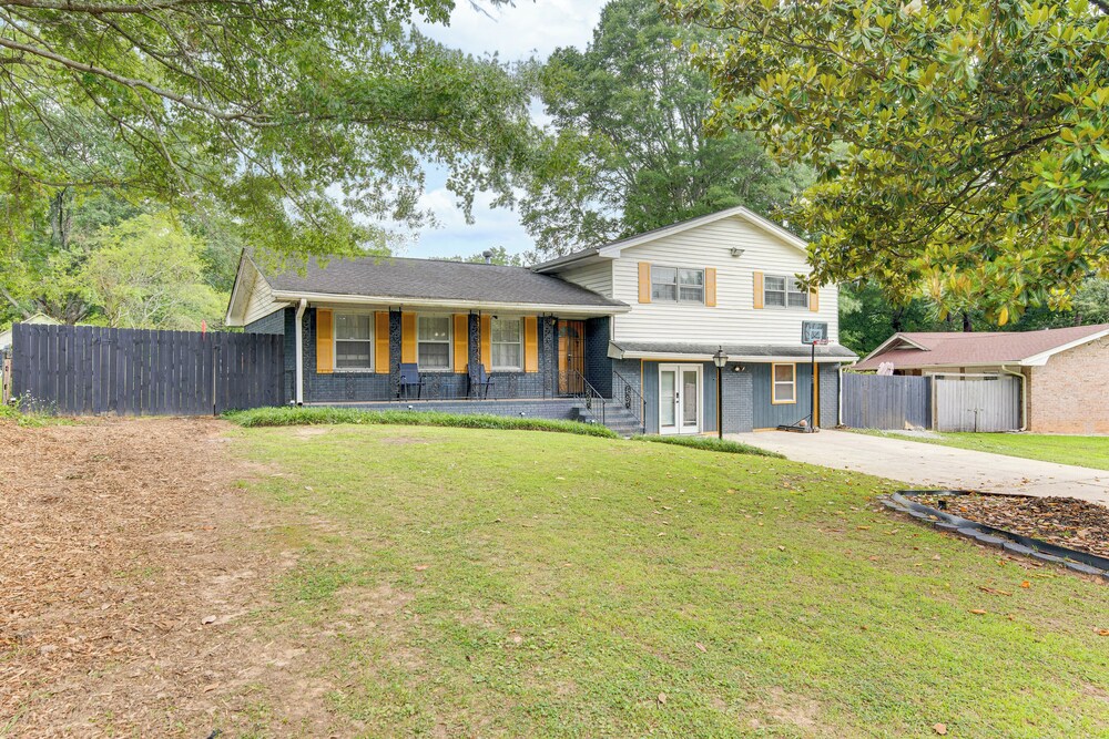 6 Mi to Airport: Riverdale Home w/ Private Pool!
