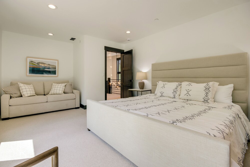 2 Mi to Big Sky Resort: Luxe Mtn-view Retreat!