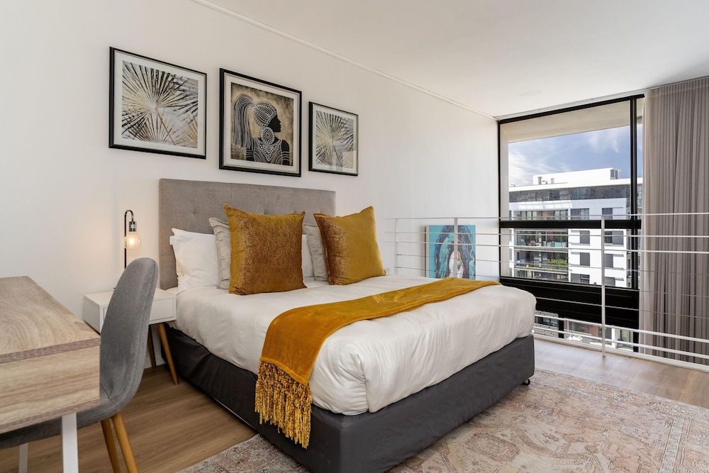Urban Palette - Modern Artistic Green Point Apt