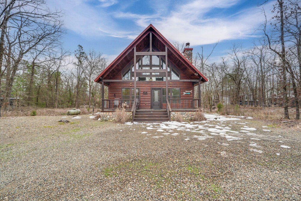 Hot Tub + Fire Pit: Broken Bow 'honeymoon Cabin'