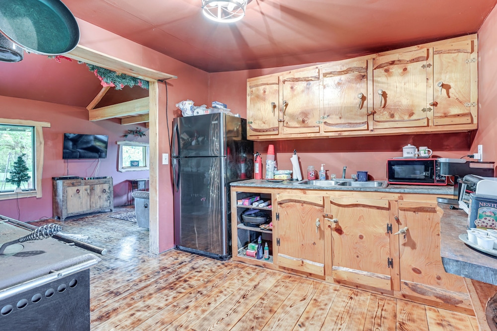 5-acre Kingston Getaway: Pond, Peacocks & Fire Pit