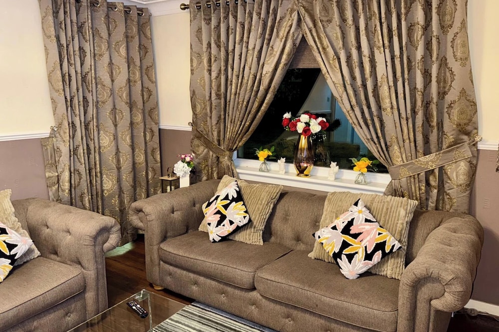 2 Bedroom Apartment - Sleeps 4, Free Parking, Wifi