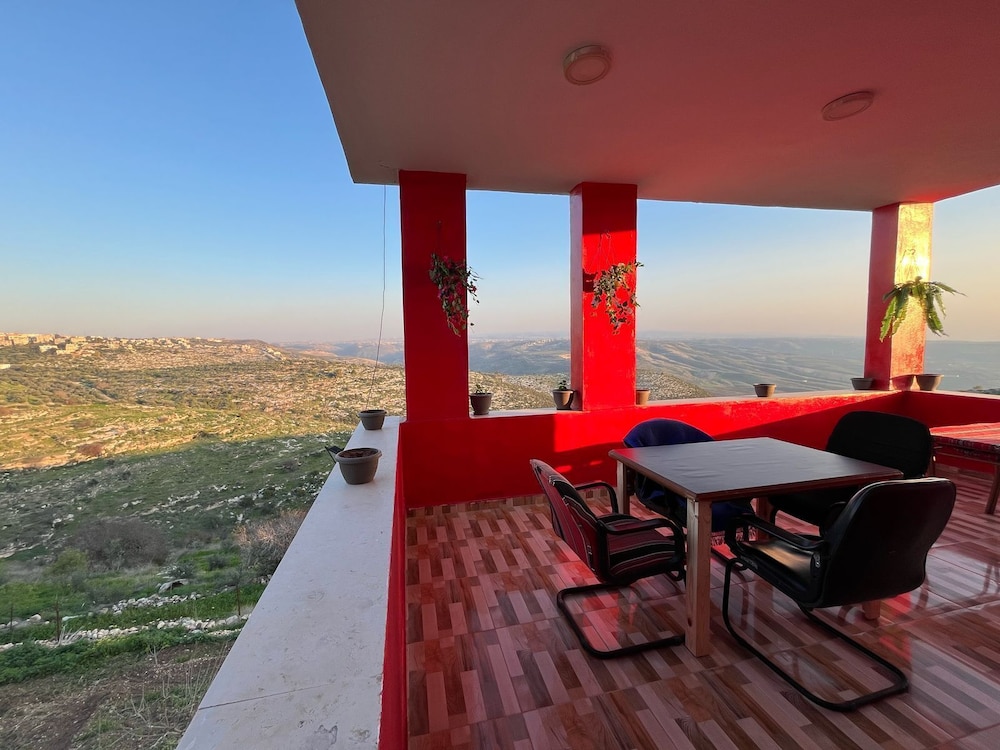 AL-Bustan House & Umm Qais