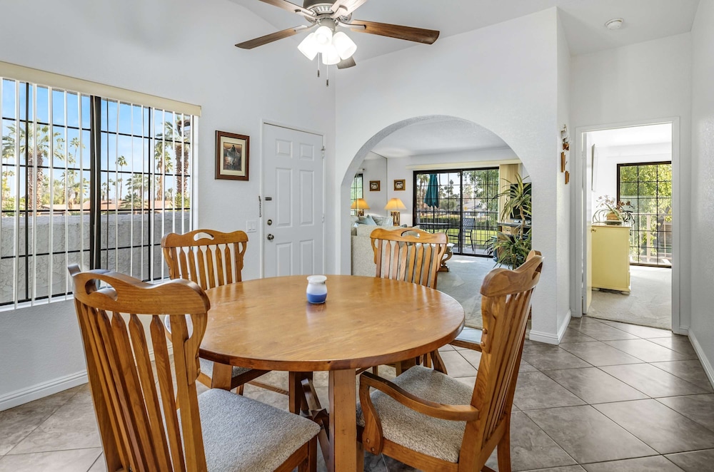 Stylish Condo With Panoramic View Community Pool