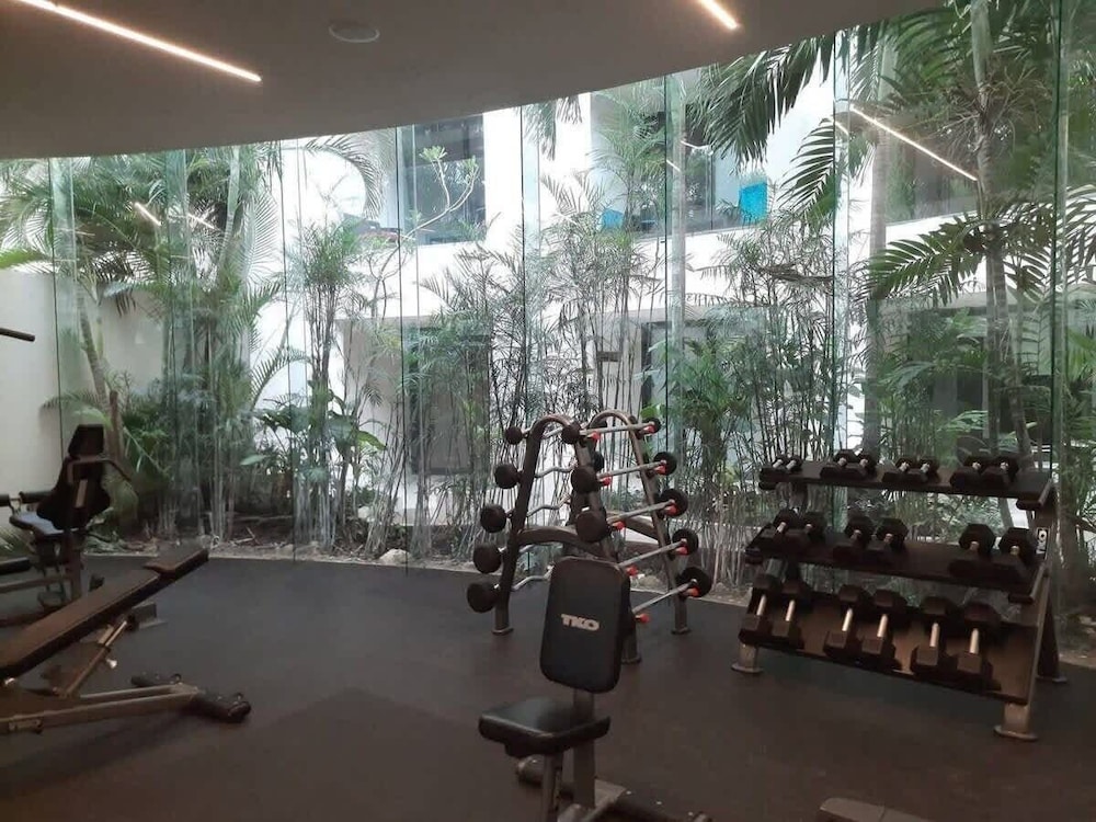 1 Br. Steps From the Beach Roof W/ocean View