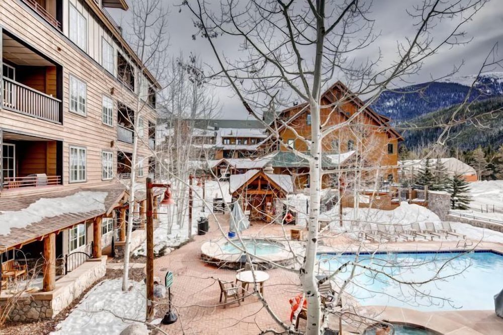 River Run Village 2 Bedroom Condo - 100 yards to slopes, Pool, Hot Tub Access