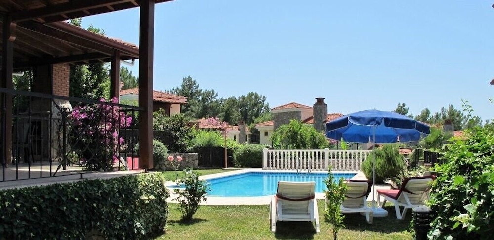 Villa AX20 by JoyLettings view 5
