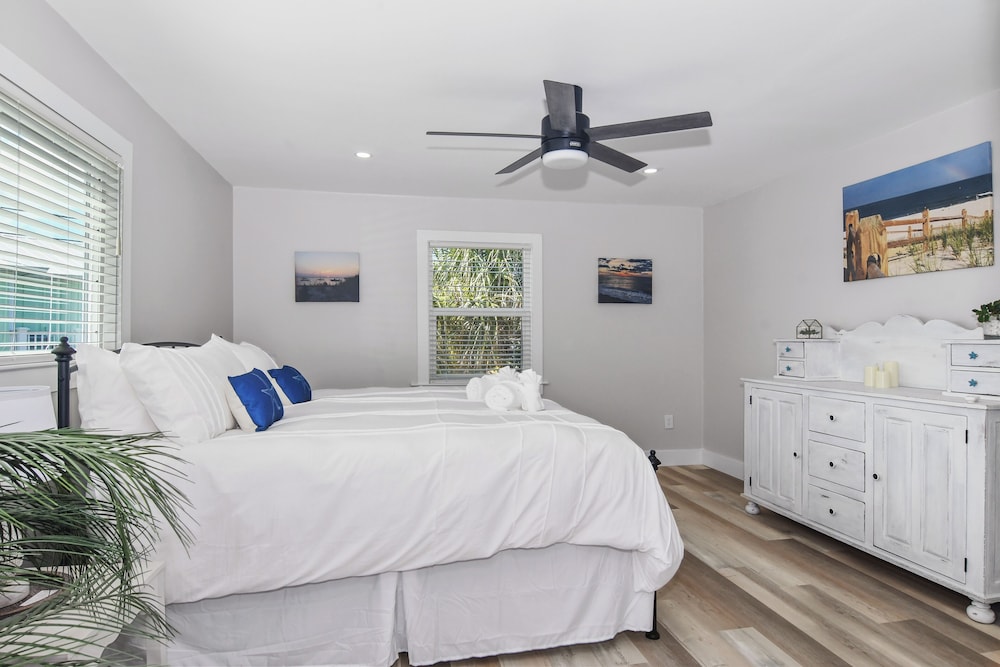 1 Mi to Fort Myers Beach Access! Chic Coastal Home