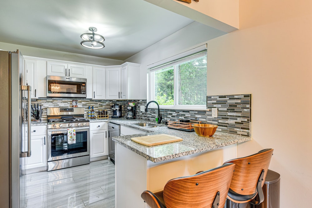 10 Mi to Uptown Charlotte: Family Home w/ Backyard