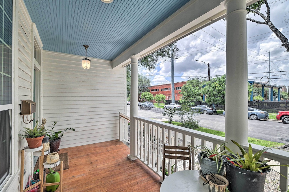 Historic Houston Bungalow ~ 2 Mi to Downtown! view 3