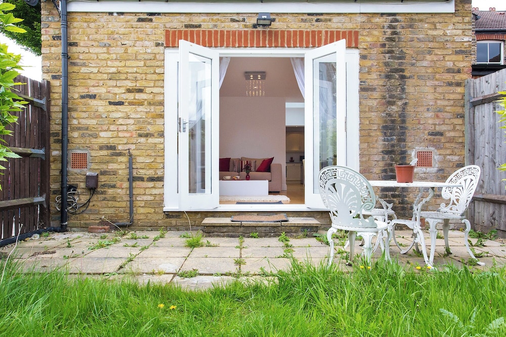 JOIVY 2-bed flat in West London
