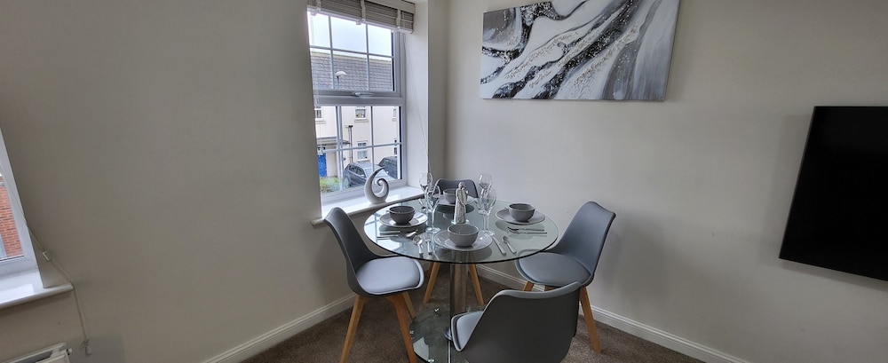 Inviting 6-bed House in Nuneaton view 4