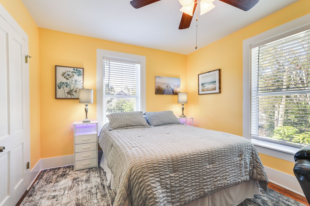 Walk to Manatee River: Palmetto Unit w/ Sunroom
