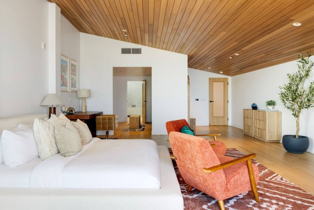 The Santa Monica Sunset - Beachfront Luxury