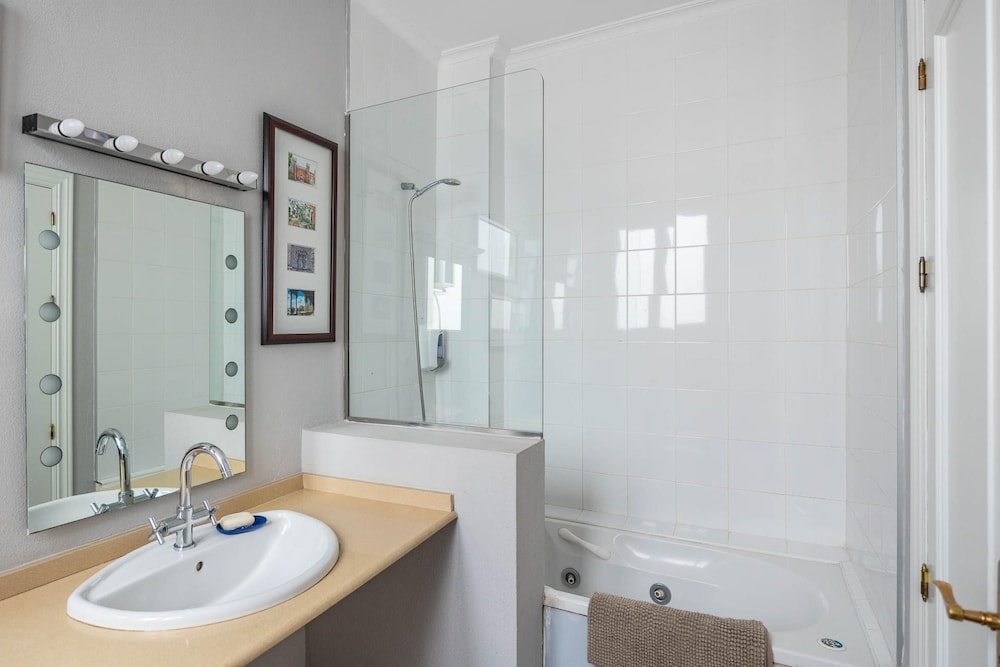 Cheerful 6 Bedroom House in Seville With Terraces