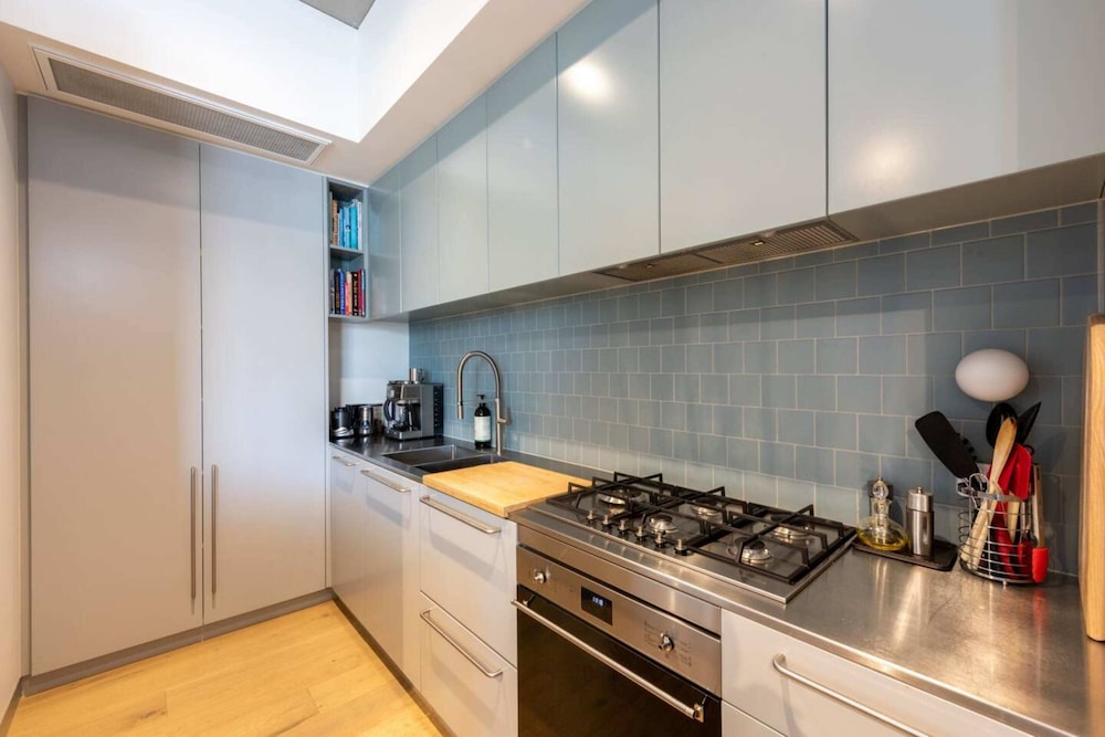 Brunswick Retreat! 5th Floor 1-bed Unit w Parking