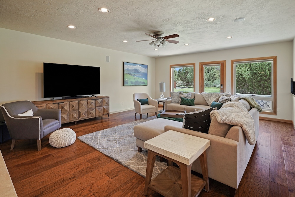 Family-Friendly Dara Oaks Home with Private Hot Tub and BBQ on the Deck by RedAwning