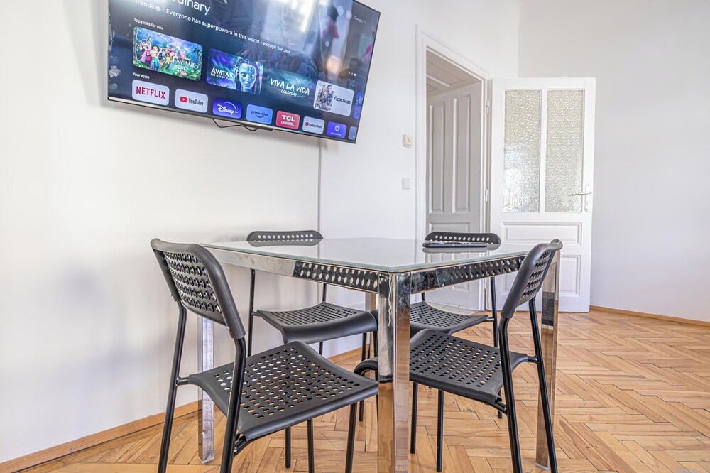 Chic 2BR Retreat Near Belvedere Palace